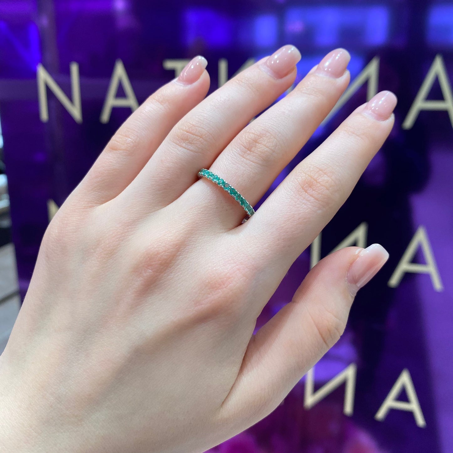 Elegant Emerald White Gold 18K Ring with Diamonds