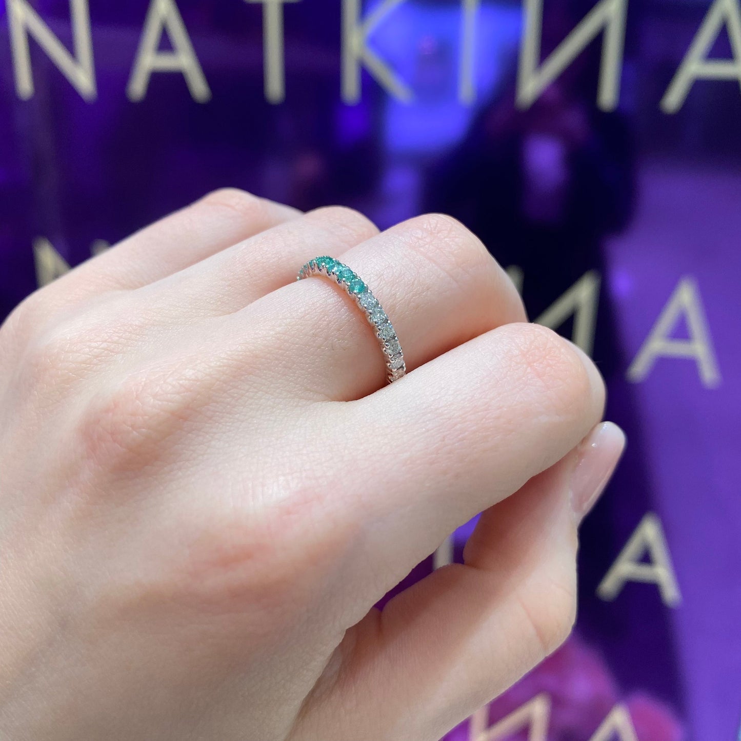 Elegant Emerald White Gold 18K Ring with Diamonds