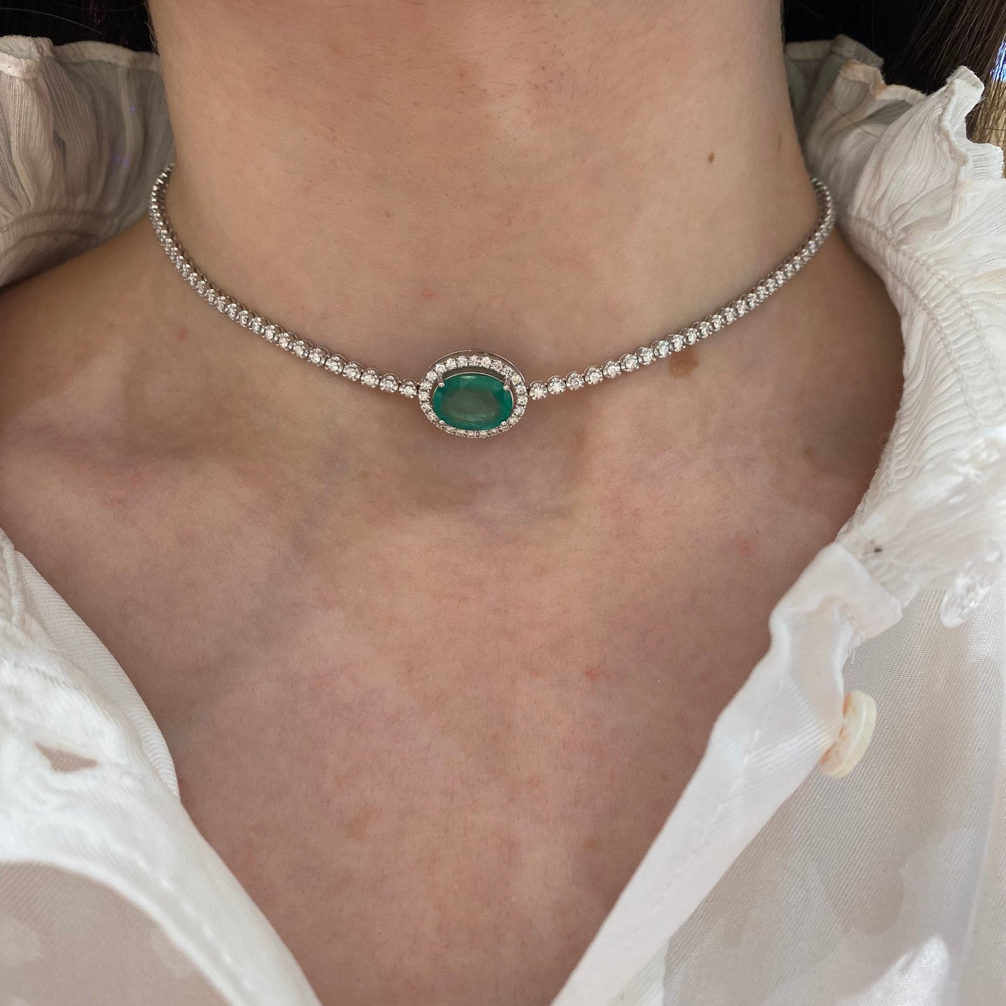 Breathtaking Diamond 18K White Gold Necklace with Emerald for Her