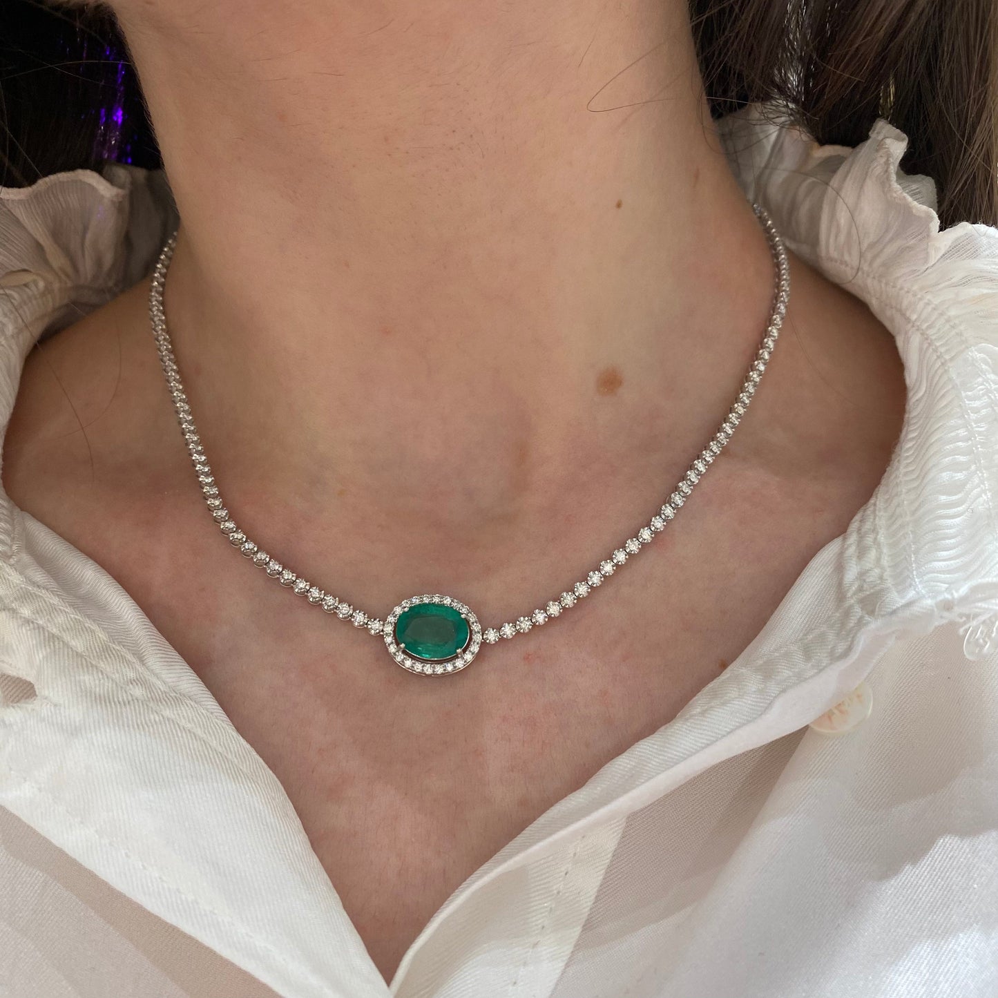 Breathtaking Diamond 18K White Gold Necklace with Emerald for Her