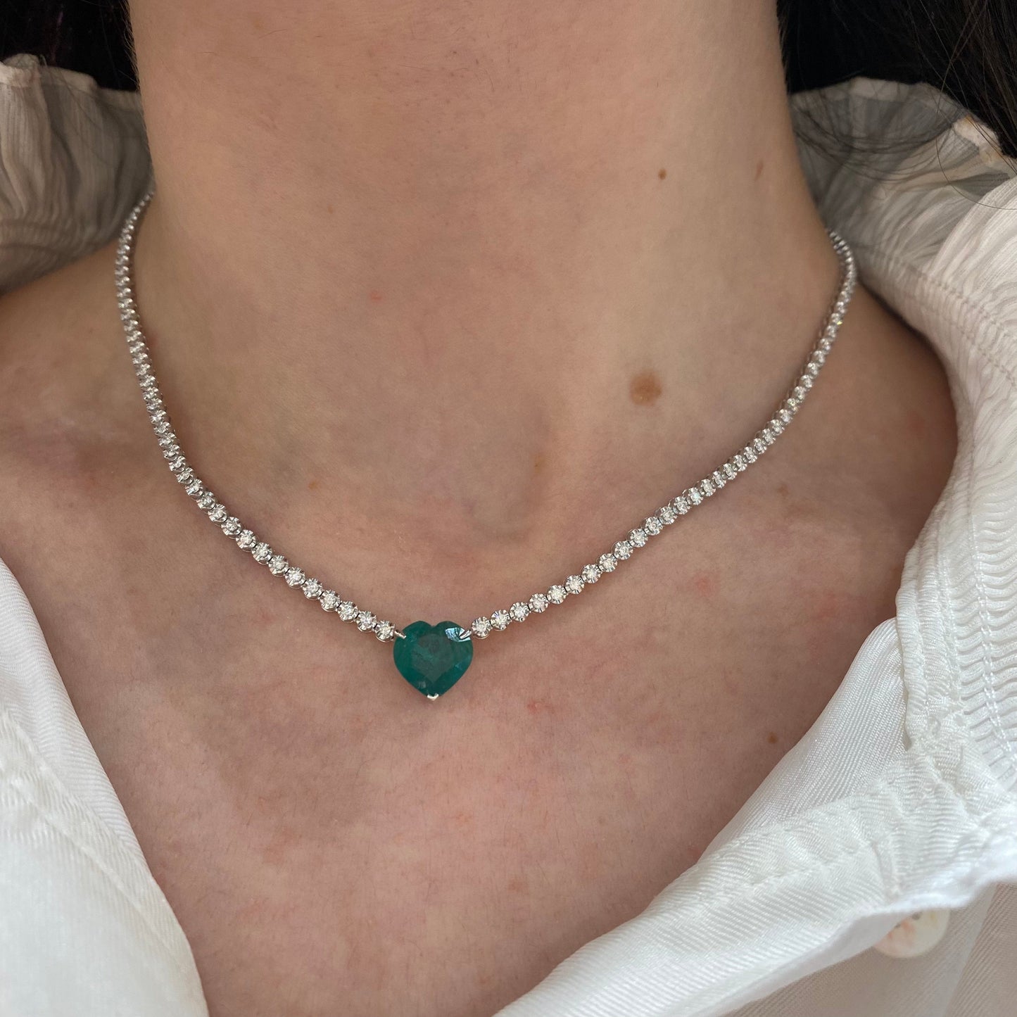 Breathtaking Diamond 18K White Gold Necklace with Emerald for Her