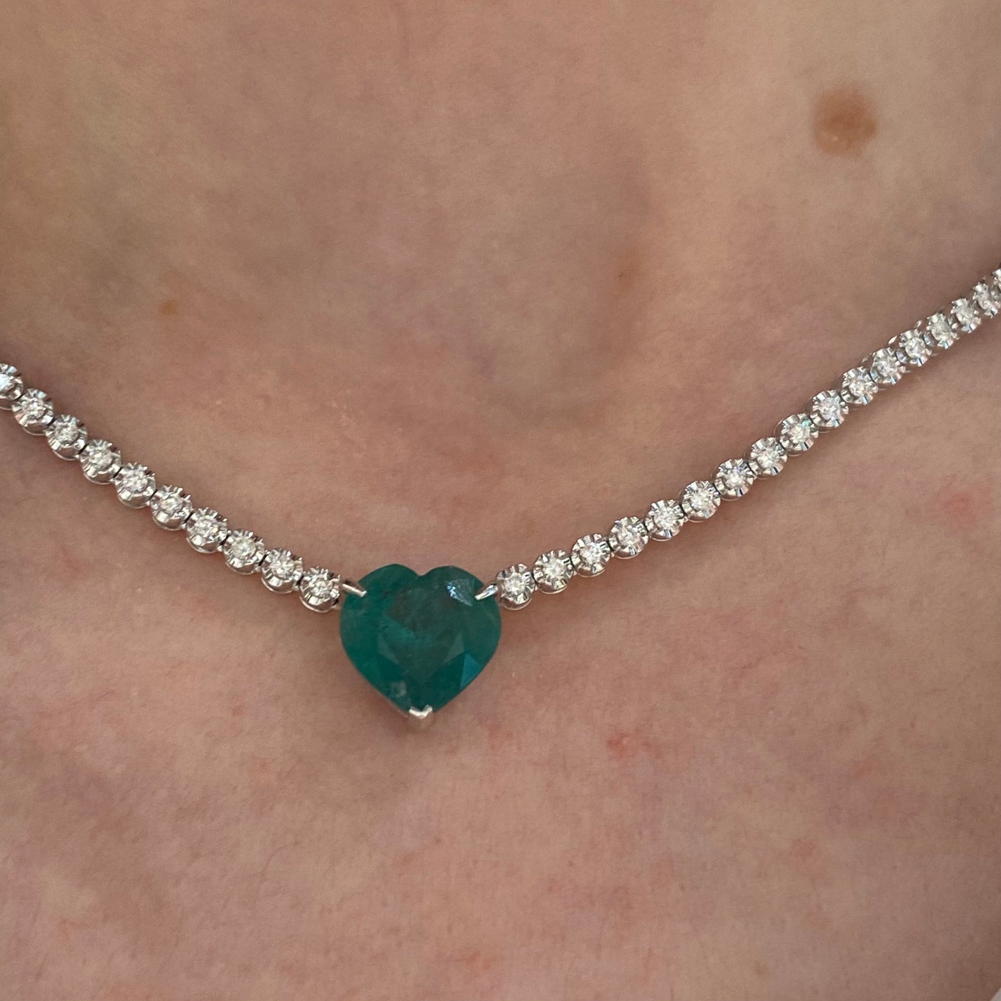 Breathtaking Diamond 18K White Gold Necklace with Emerald for Her