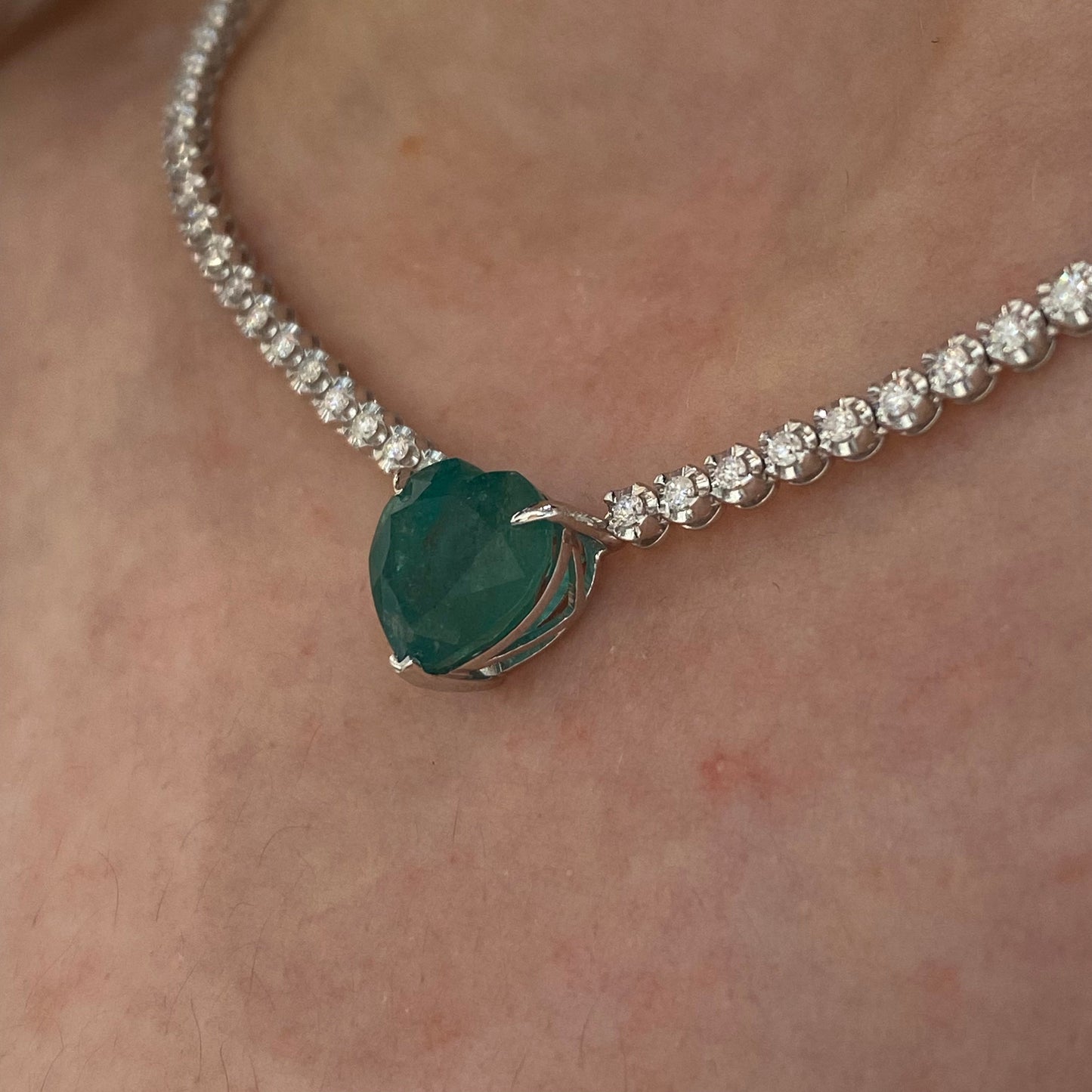 Breathtaking Diamond 18K White Gold Necklace with Emerald for Her