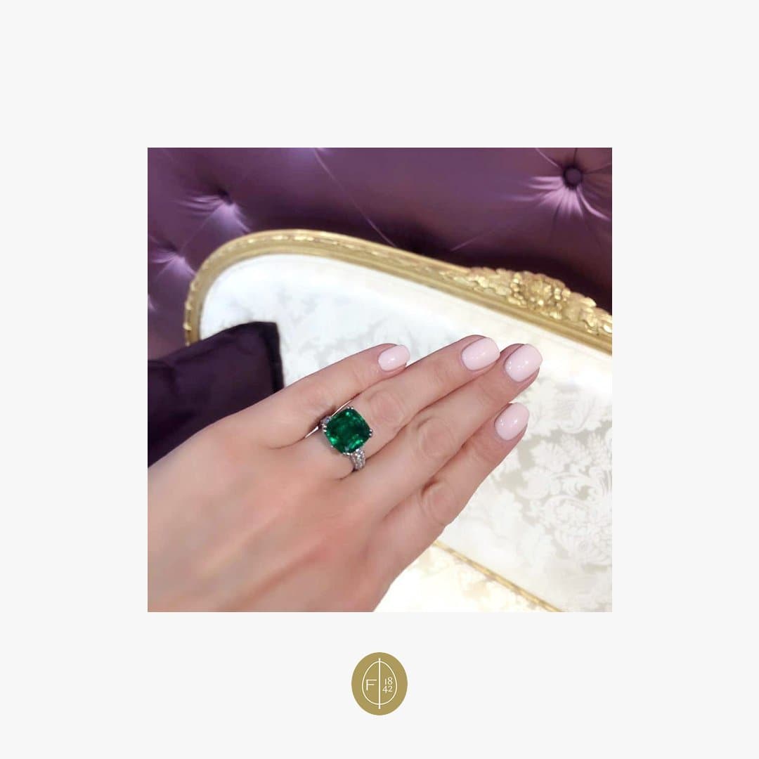 Fabergé Collection Three Colors of Love Gubelin Cert 8.27 Carat Emerald Ring - Natkina